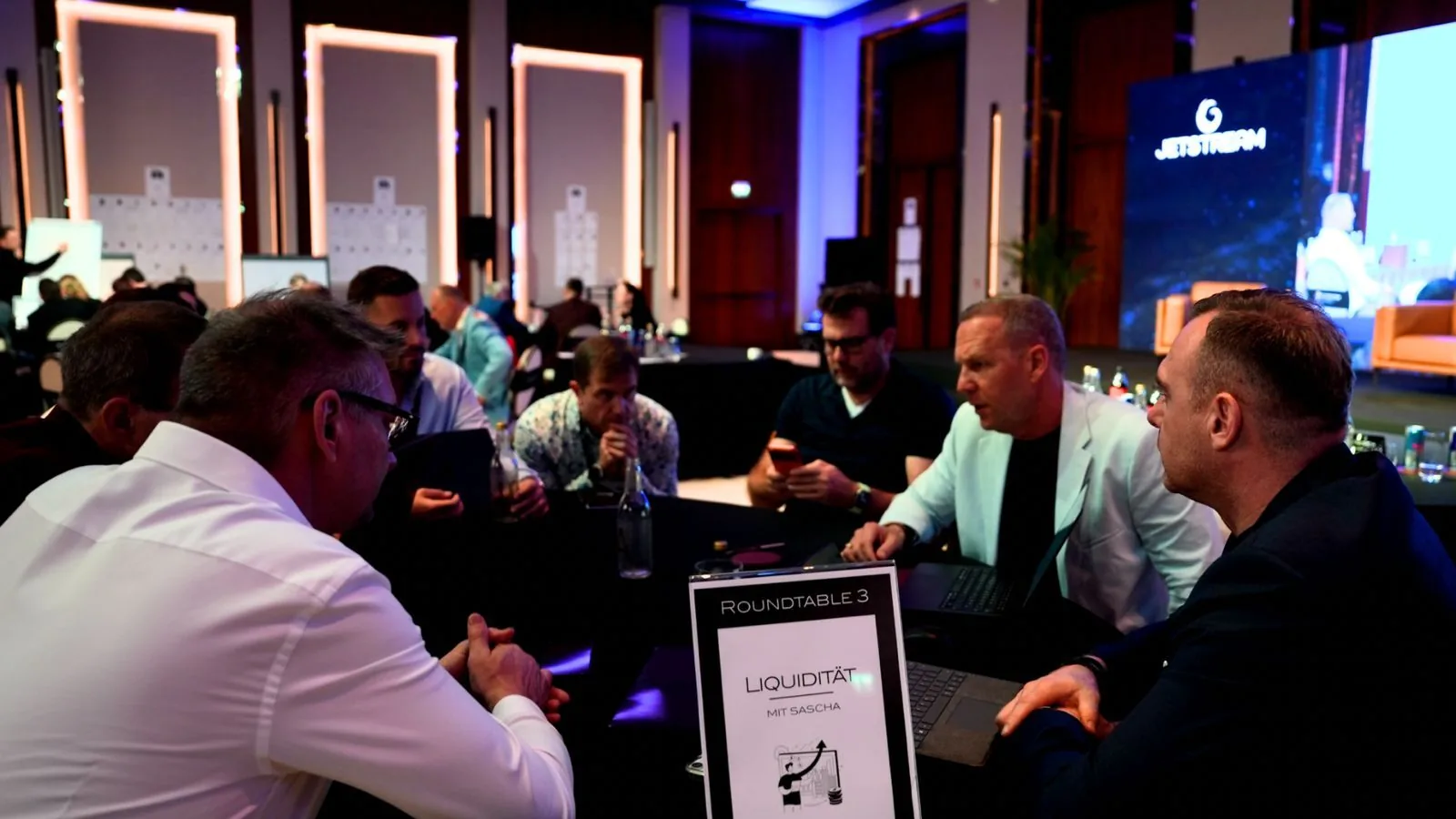 Roundtable-Runde von Membern bei einem Jetstream Meeting
