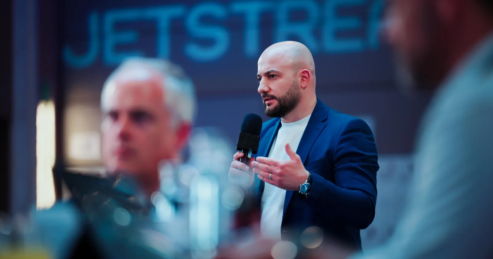 Member mit Mikrofon im Austausch während eines Jetstream Meetings