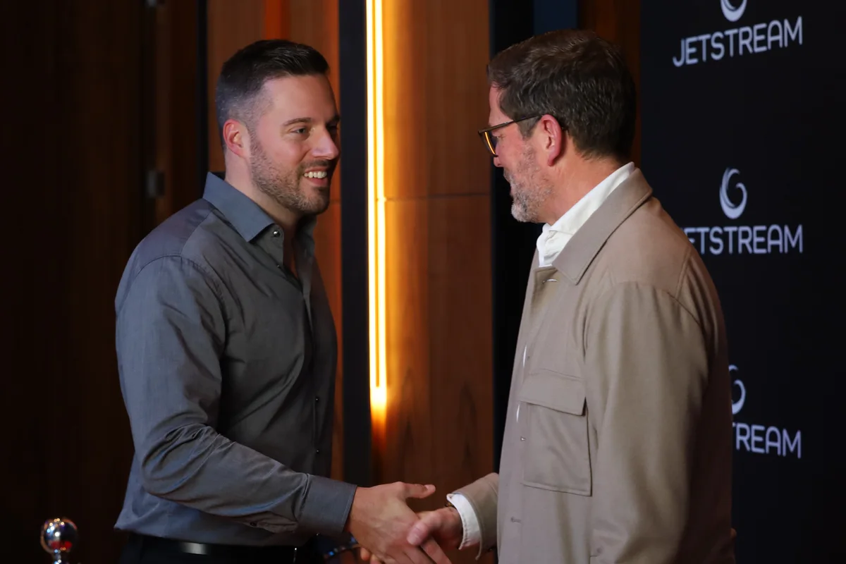 Dirk Kreuter welcoming a member in front of the Jetstream wall