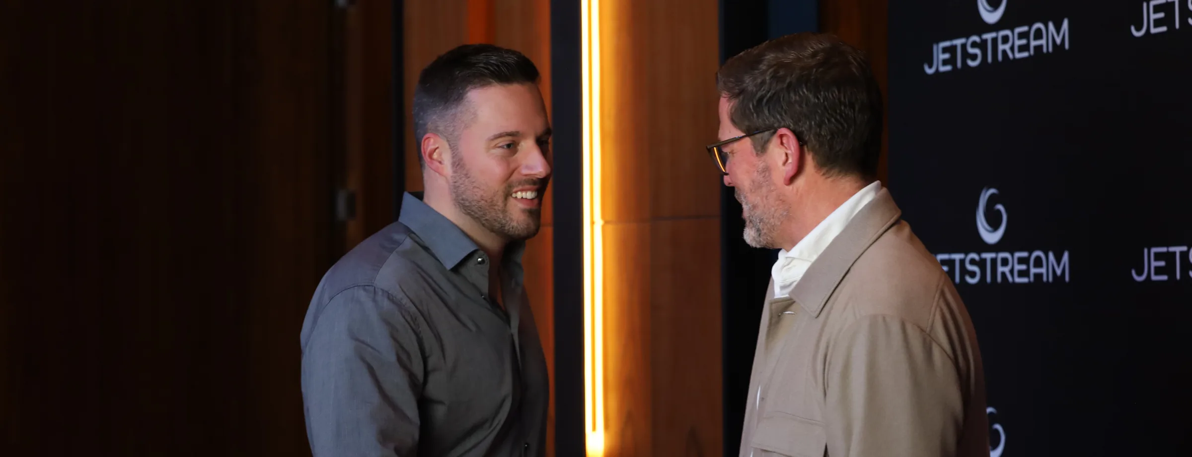 Dirk Kreuter welcoming a member in front of the Jetstream wall