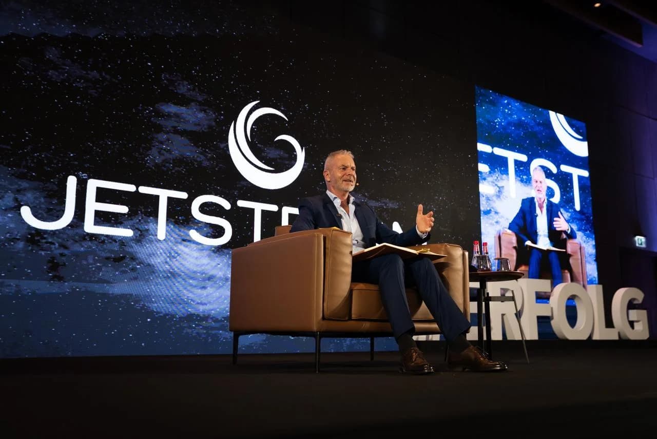 Dirk Kreuter auf der Bühne eines Jetstream Meetings in Dubai